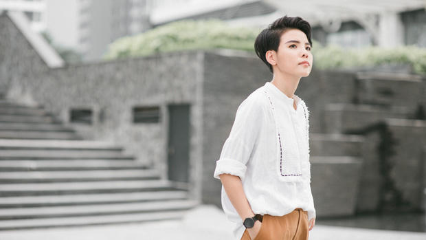 Nữ ca sĩ cũng rất cố gắng thực hiện nhiều hoạt động bên lề dành cho "Vài phút trước", như thực hiện đêm nhạc riêng, khoe hình ảnh cực nhắng trong hậu trường…