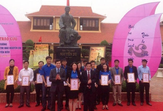 Ban tổ chức trao phần thưởng cho các tổ chức, cá nhân có bài viết chất lượng về Đại thi hào 