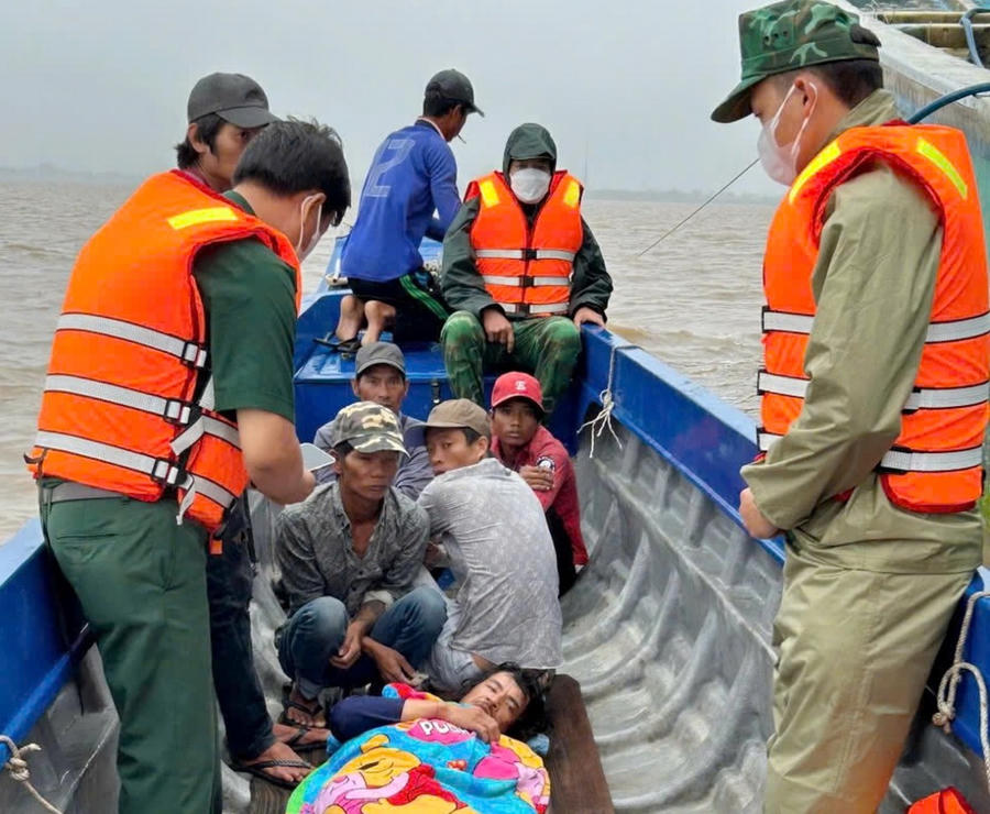 Thuyền viên H.T.E được đưa vào bờ để chăm sóc và lấy lời khai để phục vụ điều tra, làm rõ nguyên nhân vụ việc (Ảnh: Đồn Biên phòng Gành Hào cung cấp).