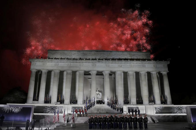 Màn bắn pháo hoa chào mừng tại Đài tưởng niệm Lincoln. (Ảnh: Reuters)