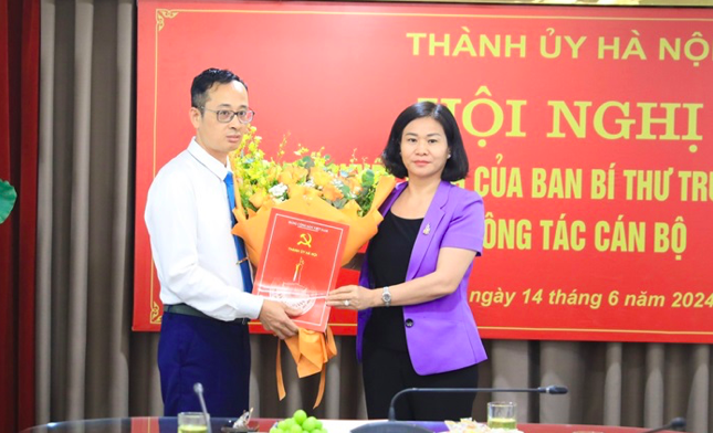 Phó Bí thư Thường trực Thành ủy Nguyễn Thị Tuyến trao quyết định về việc chuẩn y ông Hoàng Văn Toái, giữ chức vụ Phó Chủ nhiệm Ủy ban Kiểm tra Thành ủy Hà Nội, nhiệm kỳ 2020-2025. Ảnh: TP.HN