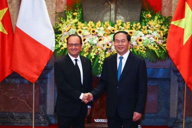 Tống thống Pháp François Hollande chuẩn bị bước vào hội đàm với Chủ tịch nước Trần Đại Quang tại Phủ chủ tịch sáng 6/9. (Ảnh: Nguyễn Khánh)
