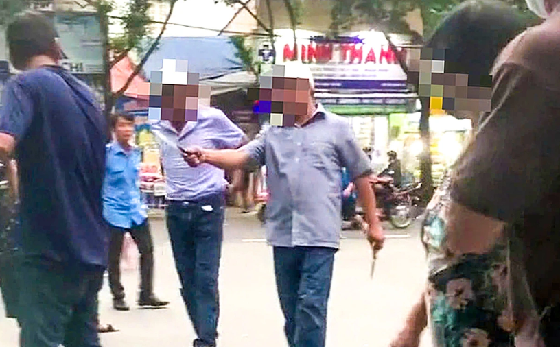 Một người đàn ông dùng dao, kéo đe dọa tài xế taxi trong khuôn viên bệnh viện.