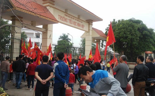 Học sinh Ninh Hiệp và người dân phản đối việc xây trung tâm thương mại