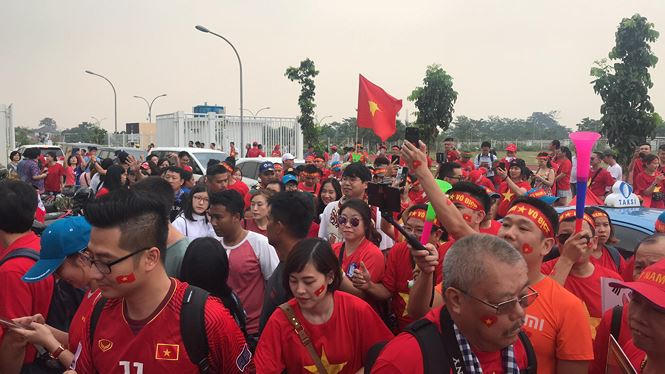 CĐV Việt Nam đổ bộ s&acirc;n Pakansari,