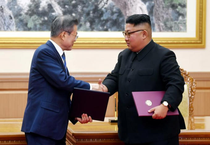 Tổng thống Hàn Quốc Moon Jae-in bắt tay với lãnh đạo Triều Tiên Kim Jong Un sau khi ký kết tuyên bố chung.