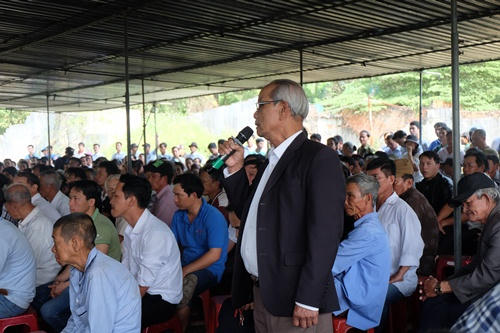 Người dân hai thôn Vân Dương 1 vàVân Dương 2 yêu cầu di dời hai nhà máy thép khỏi khu dân cư. Ảnh: Lê Hoa.