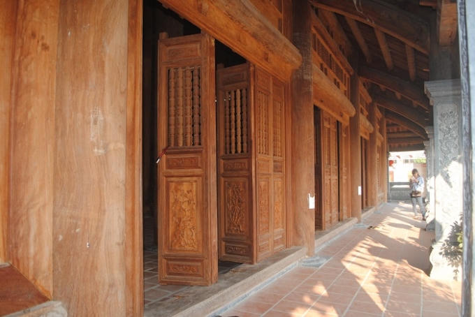 Hệ thống hàng cửa gỗ ở khu nhà hạ. (Ảnh: Duy Ngợi).