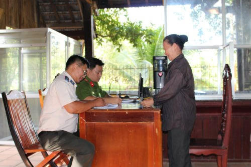 Cán bộ thi hành án và cán bộ Trại giam A2 thuộc Tổng cục VIII Bộ Công an phối hợp thu tiền phạm nhân trong trại.