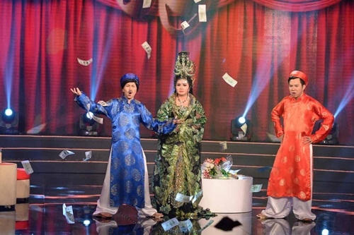 Bị co kéo trên sân khấu,Tú Sương phải dùng băng nẹp chân ở hậu trường