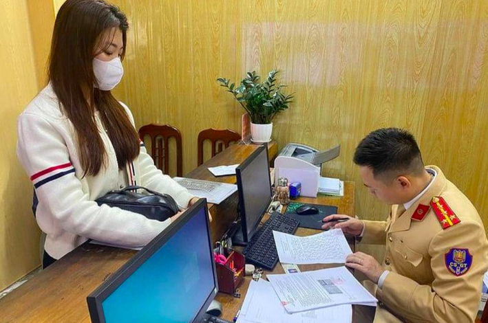 Nữ tài xế tại buổi làm việc với lực lượng chức năng.
