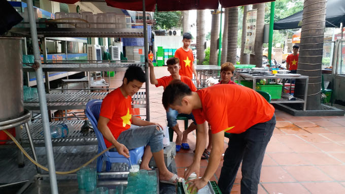 Nhân viên phục vụ bàn tại các nhà hàng cũng trong trang phục cờ đỏ sao vàng.
