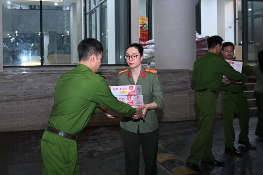 Hàng hoá, nhu yếu phẩm được vận chuyển ngay trong đêm. Ảnh: Bộ Công an.