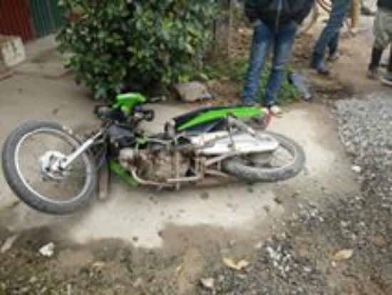 Chiếc xe của các nạn nhân hư hỏng hoàn toàn sau vụ tai nạn.