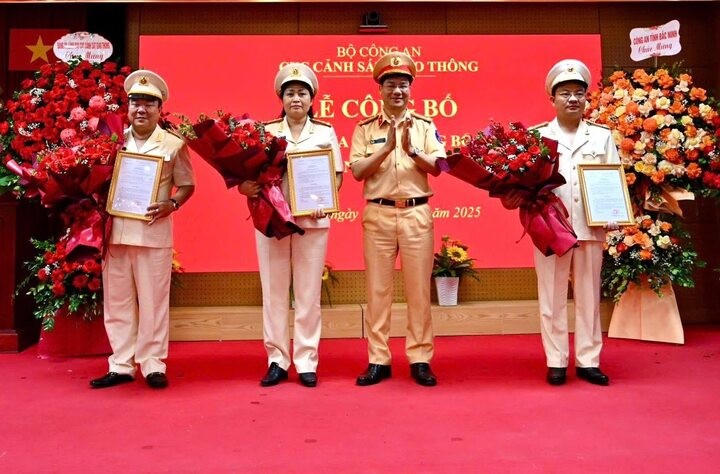 Đại tá Đỗ Thanh Bình, Cục trưởng Cục CSGT trao quyết định và tặng hoa cho 3 Phó Cục trưởng (Ảnh: Cục CSGT).