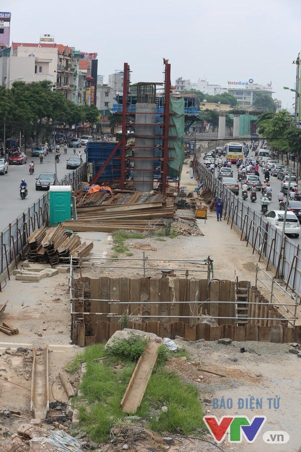Nhiều khu vực công trường thi công, xuất hiện cỏ dại mọc lên.
