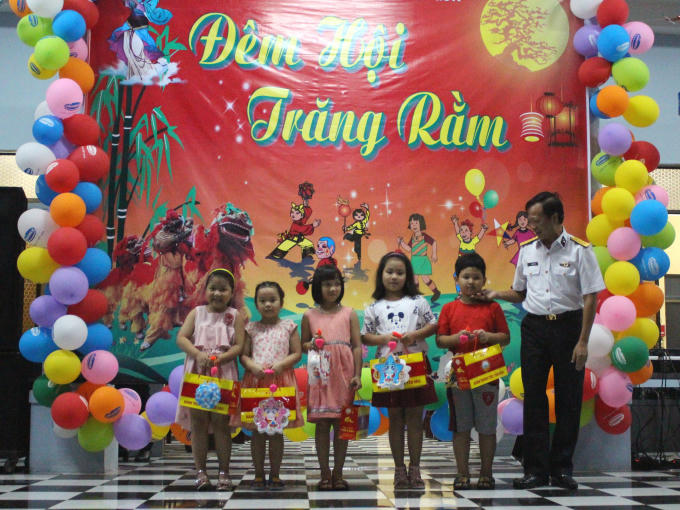 Chỉ huy Hải đoàn trao quà và đèn lồng cho các cháu