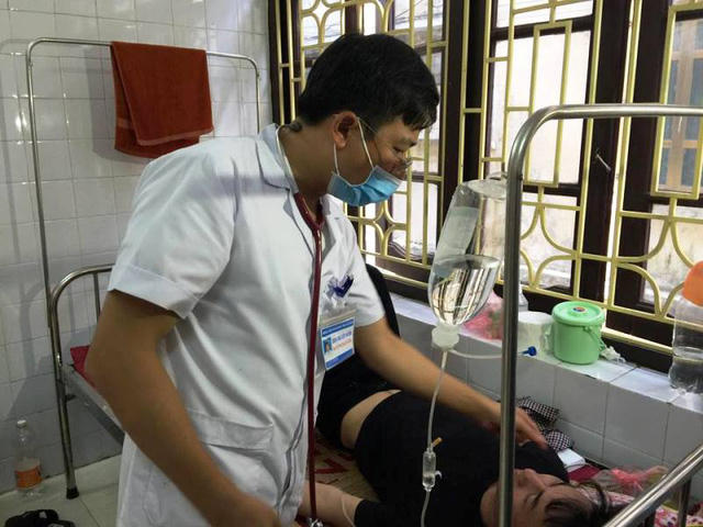 Bác sĩ điều trị cho bệnh nhân sốt xuất huyết. Ảnh: Dân Trí