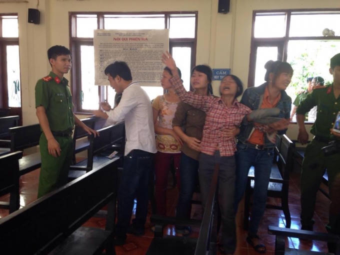 Phiên tòa kết thúc đã lâu, người tham dự ra về hết nhưng người nhà bị cáo vẫn kêu gào trong hội trường, một mực kêu oan.