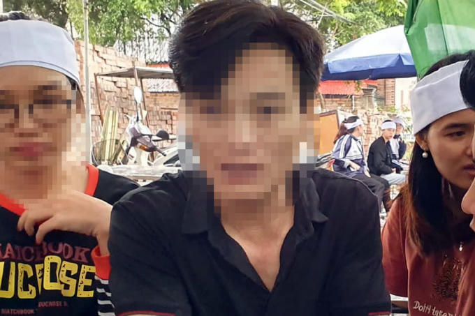 Bố nữ sinh V.A. chia sẻ với phóng viên.