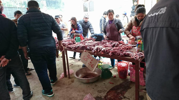 Thịt trâu được bán ngay trong khuôn viên thư viện.