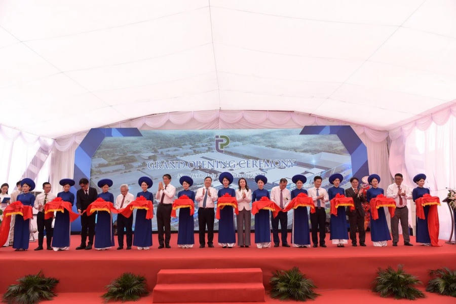 Lãnh đạo tỉnh Nam Định và các nhà đầu tư cắt băng khánh thành Nhà máy