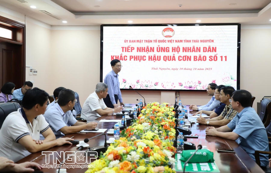 Quang cảnh buổi tiếp nhận ủng hộ Nhân dân khắc phục hậu quả bão số 11.