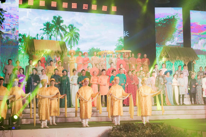 Lý Nhã Kỳ lại gây 'náo loạn' lễ khai mạc Lễ hội áo dài TP.HCM 2018