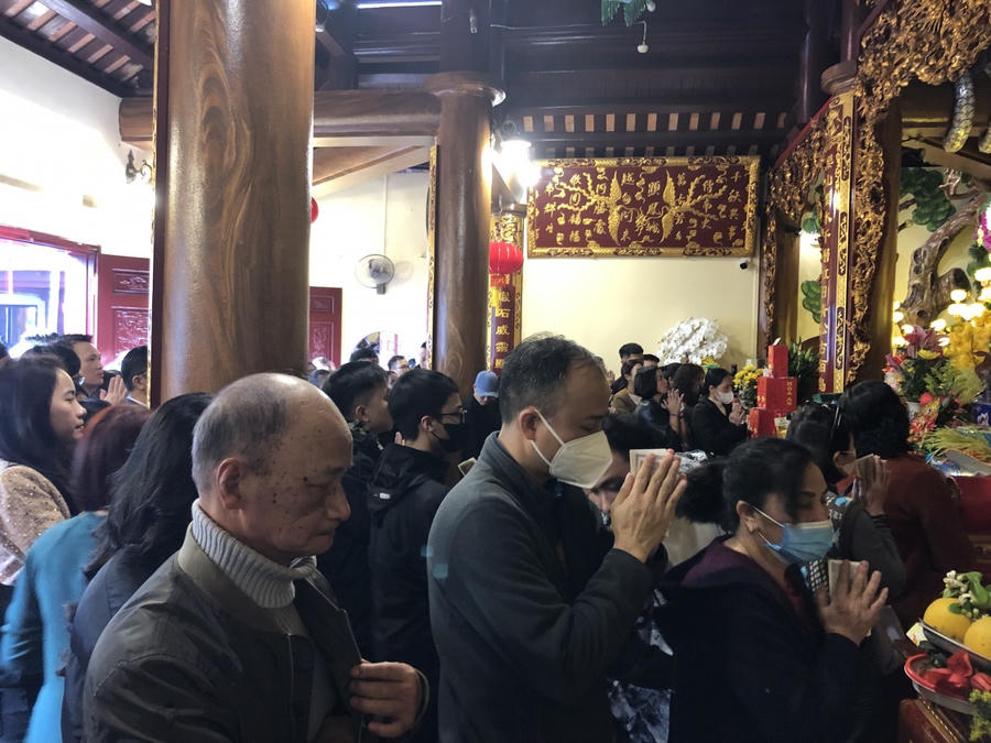 Dòng người chen lấn vào phủ Tây Hồ vào vái lễ đầu năm