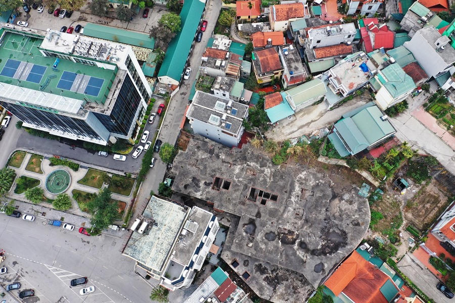 Tòa chung cư của Công ty nước sạch Quảng Ninh xây dựng dở dang rêu phủ trông cứ như một phế tích từ những năm kháng chiến chống pháp.