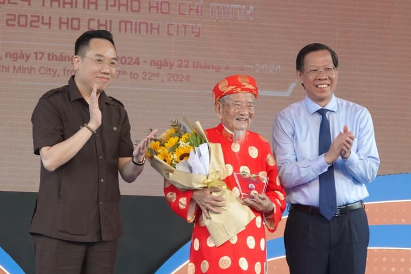 Cụ Nguyễn Đình Tư là Đại sứ Văn hóa đọc thành phố danh dự không giới hạn nhiệm kỳ.