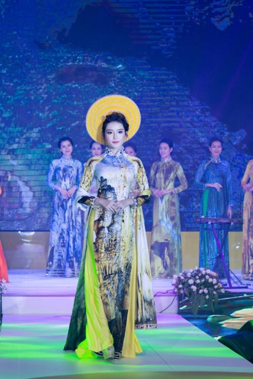 Vẻ đẹp thướt tha của Á hậu Huyền My trong trang phục áo dài.