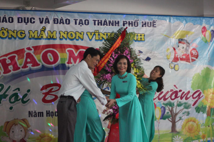 Lãnh đạo địa phương tặng hoa chúc mừng.