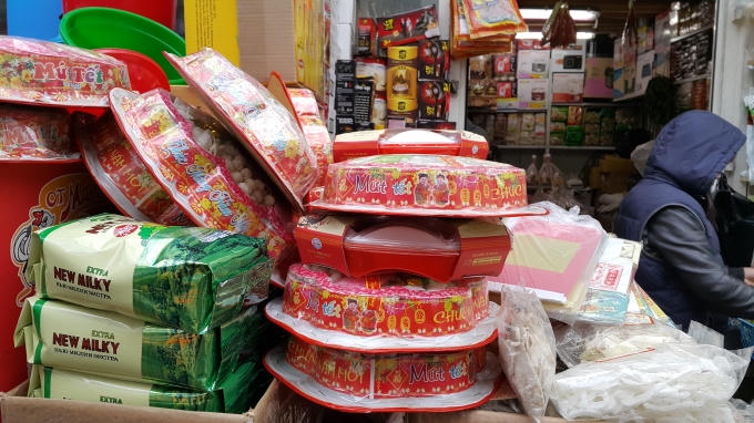 Mứt Tết một trong những thứ không thể thiếu trong dịp Tết cổ truyền. Ảnh: Tiến Hào.