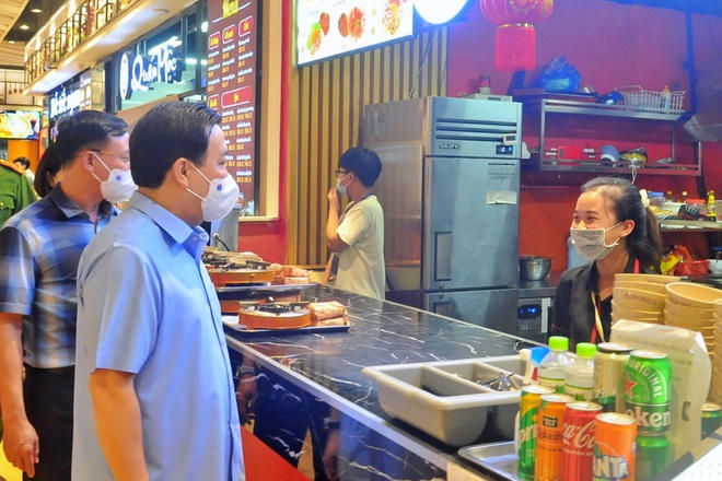 Chiều 4/7, đoàn công tác do Phó Chủ tịch UBND TP Hà Nội Chử Xuân Dũng đã kiểm tra đột xuất công tác phòng, chống dịch Covid-19 tại nhiều trung tâm thương mại trên địa bàn thành phố (Ảnh: Thành Trung).