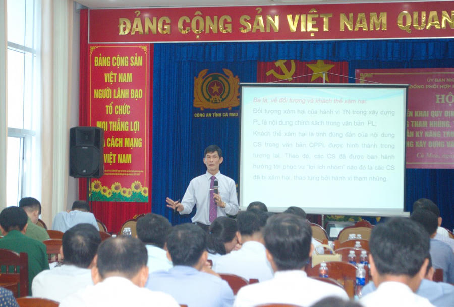 Tiến sĩ Phạm Quốc Sử - Phó Giám đốc Sở Tư pháp Cà Mau, triển khai Quy định về kiểm soát quyền lực, phòng, chống tham nhũng, tiêu cực trong xây dựng pháp luật và hướng dẫn kỹ năng truyền thông dự thảo chính sách, văn bản quy phạm pháp luật.