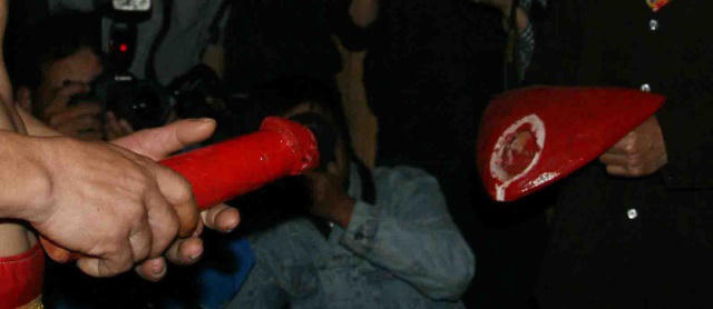 Nõ và Nường là 2 linh vật của miếu Đụ Đị được làm bằng gỗ mít sơn đỏ.