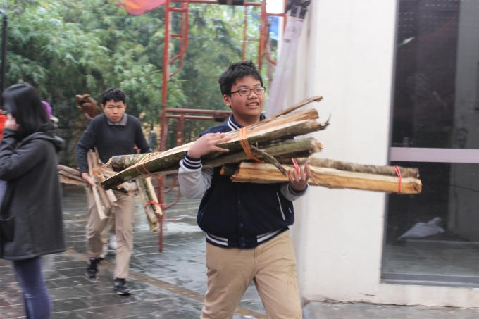 Ngay từ sớm các bạn trẻ đã chuẩn bị củi để nấu bánh.