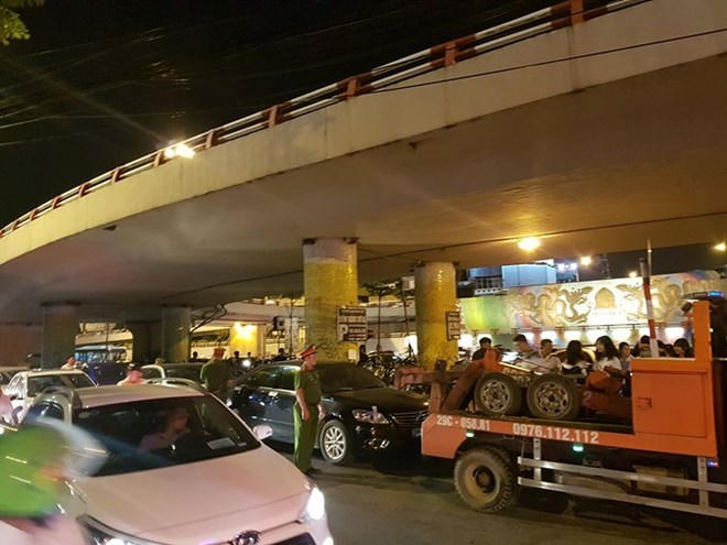 Xe vi phạm được cẩu đi&nbsp;để đảm bảo cho việc lưu th&ocirc;ng tr&ecirc;n tuyến đường