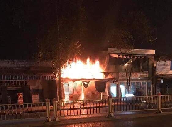 Cửa hàng xe đạp tại thời điểm ngọn lửa bốc cháy.