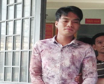 Nguyễn Minh Tài đến cơ quan công an đầu thú. (Ảnh: báo Dân trí)