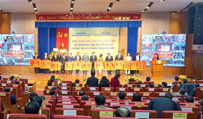 Khen thưởng tập thể, cá nhân đạt thành tích trong thực hiện Tổng điều tra kinh tế và Điều tra cơ sở hành chính năm 2021. Ảnh: Văn Giáp/BNEWS/TTXVN