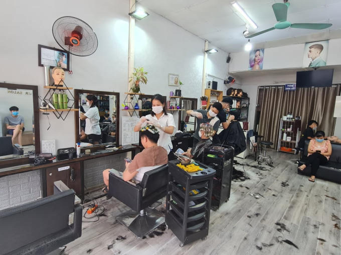 Dịch vụ uốn, sấy tóc vẫn được một số cửa hàng triển khai vì có nhân viên.