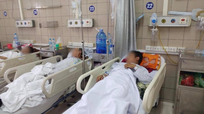 Nhiều người phải nhập viện khi uống phải rượu không đảm bảo chất lượng.