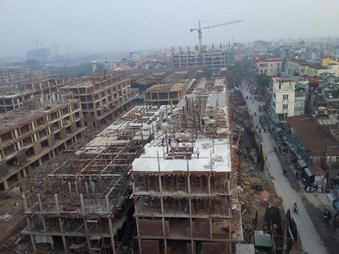 Con đường nhỏ hàng ngày phải "oằn mình" chịu đựng các xe tải lớn nhỏ qua lại để phục vụ cho quá trình thi công dự án cũng như những người dân hiện đang sinh sống tại đây.