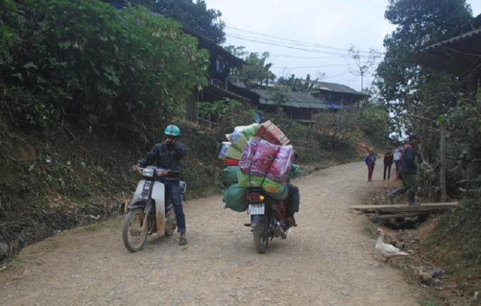 Người dân bản Huồi Lê đi nhận quà Tết về (ảnh Duy Ngợi).