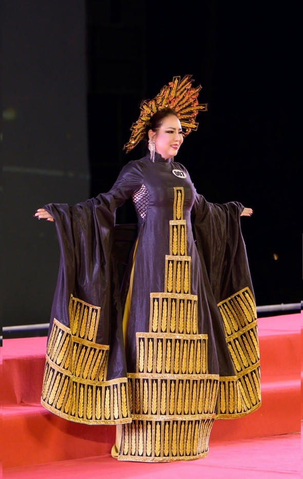 Nguyễn Thụy Lê Thùy duyên dáng trong trang phục áo dài của NTK Việt Hùng