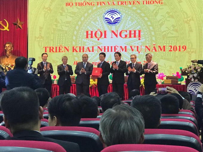 Thủ tướng tặng quà để chúc một năm mới bình an tới Bộ TT-TT.