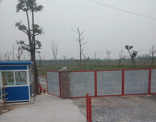 Trang trại dê xây trên đất nông nghiệp được bao phủ lớp tường bao kiên cố. Ảnh Phong Vân