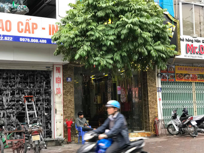 Karaoke số 2 Nguyễn Khang vẫn hoạt động đón khách mỗi ngày.